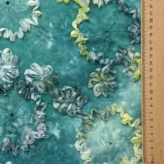Bavlnená látka TIE DYE EMBROIDERY Eva tape design B