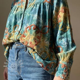 Bavlnená látka TIE DYE EMBROIDERY Elise tape design C