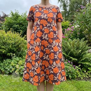 Bavlnená látka SATIN Autumn flowers dark brown