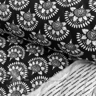Bavlnená látka VOILE STEPPED Bouquet flowers balck digital print