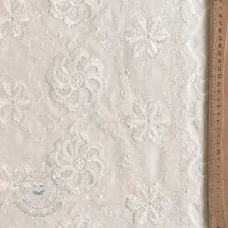 Bavlnená látka EMBROIDERY Catchy Flowy white