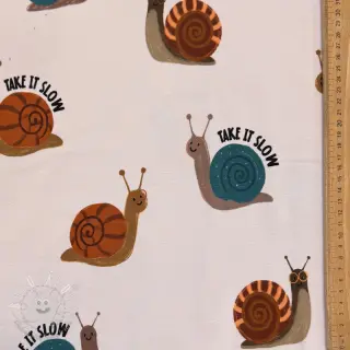 Teplákovina počesaná Snails off white digital print